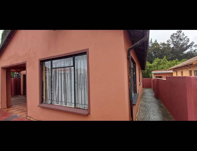 3 BEDROOM PROPERTY TO RENT IN BIRCH ACRES